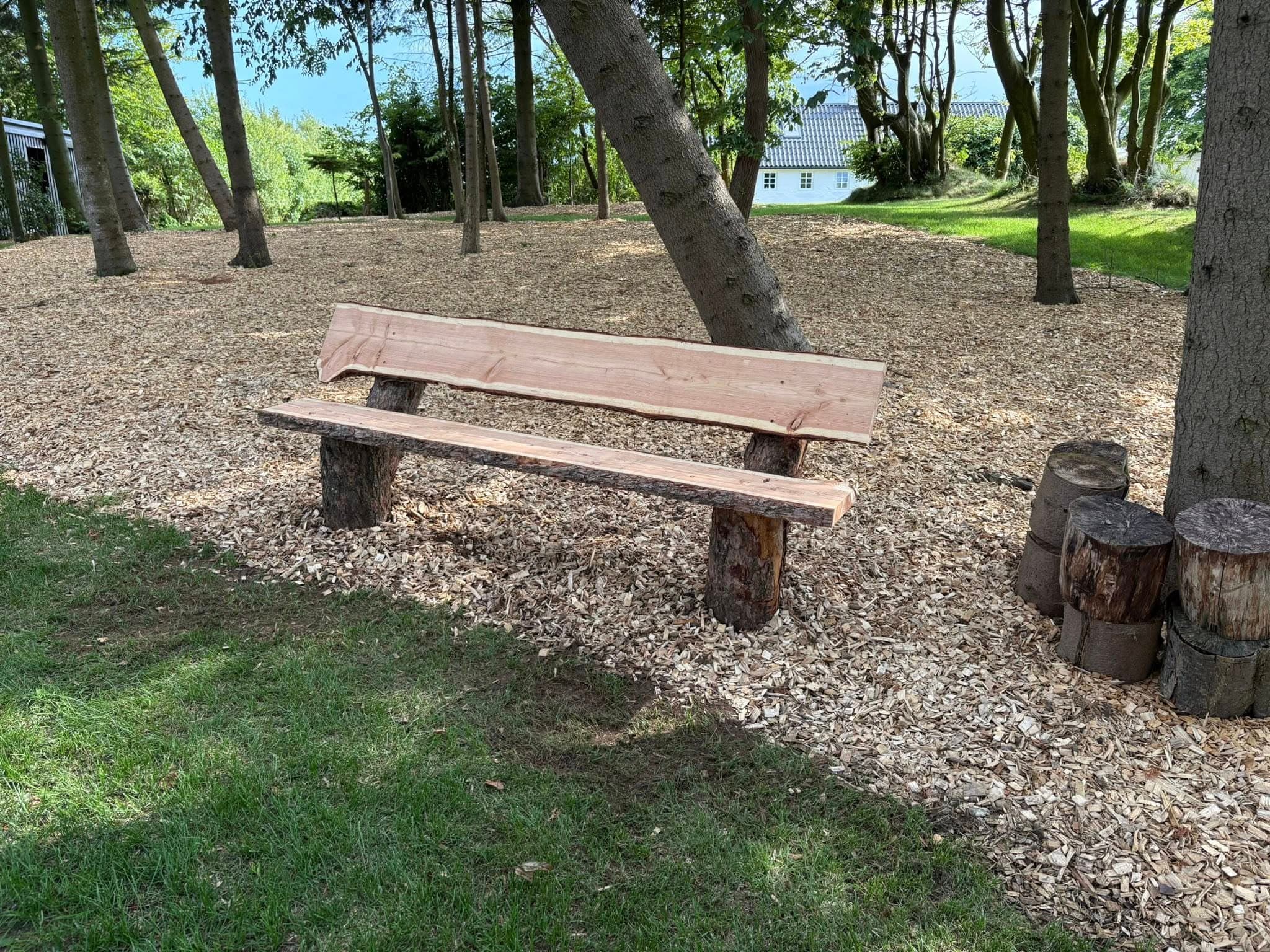 Rustik bænk i naturen